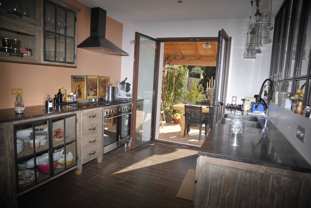 Cuisine donnant sur la terrasse