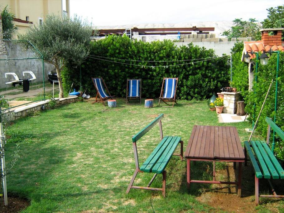 Garten mit Gartenmöbel und Sonnenliegen