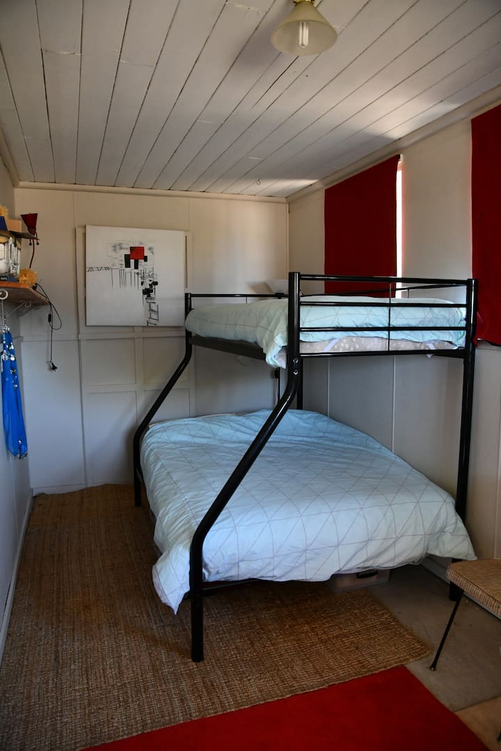 Спалня № 3. Двойно плюс единично легло 