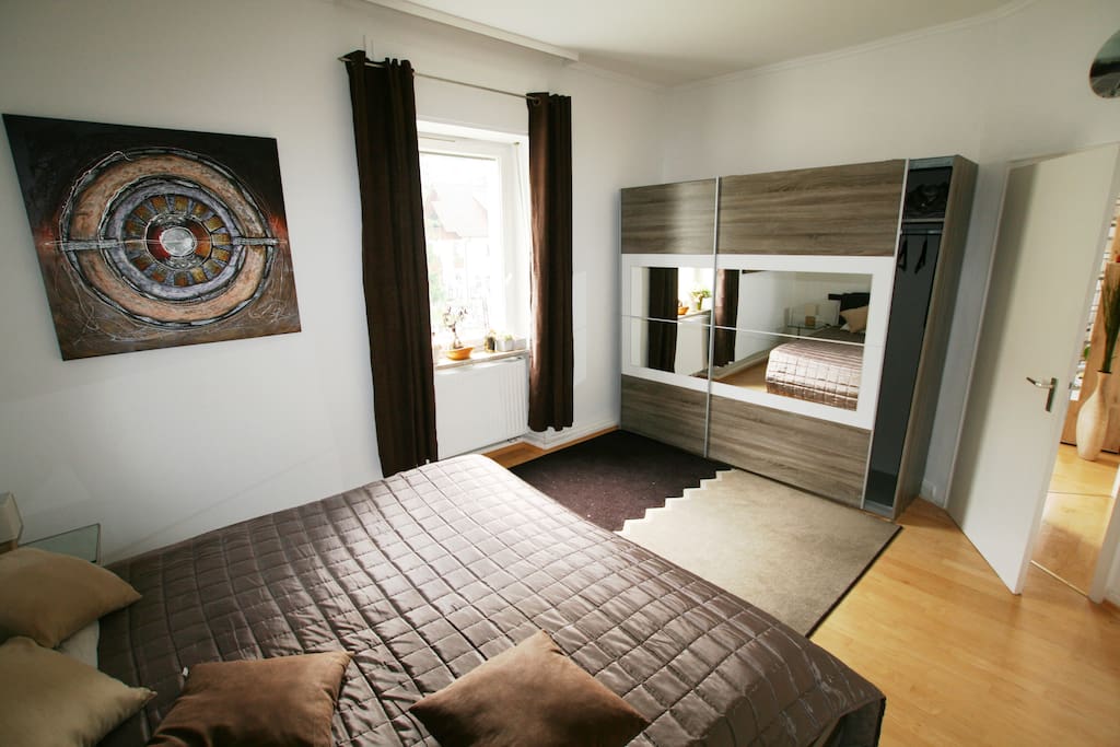 Schlafzimmer mit Schlafzimmerschrank