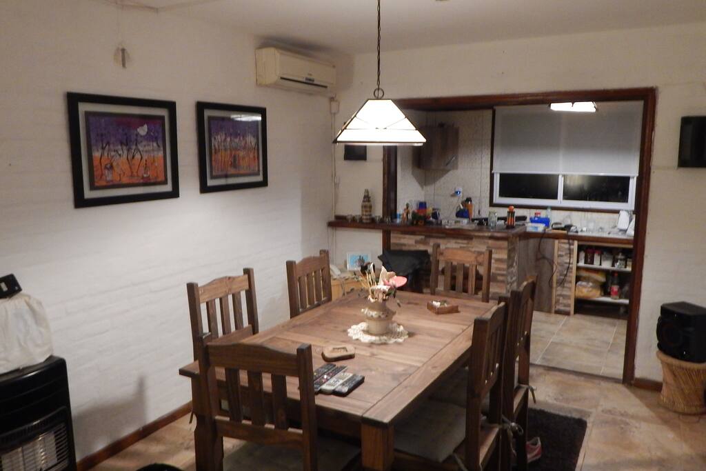 Funcional y amplio comedor integrado a la cocina mediante una barra