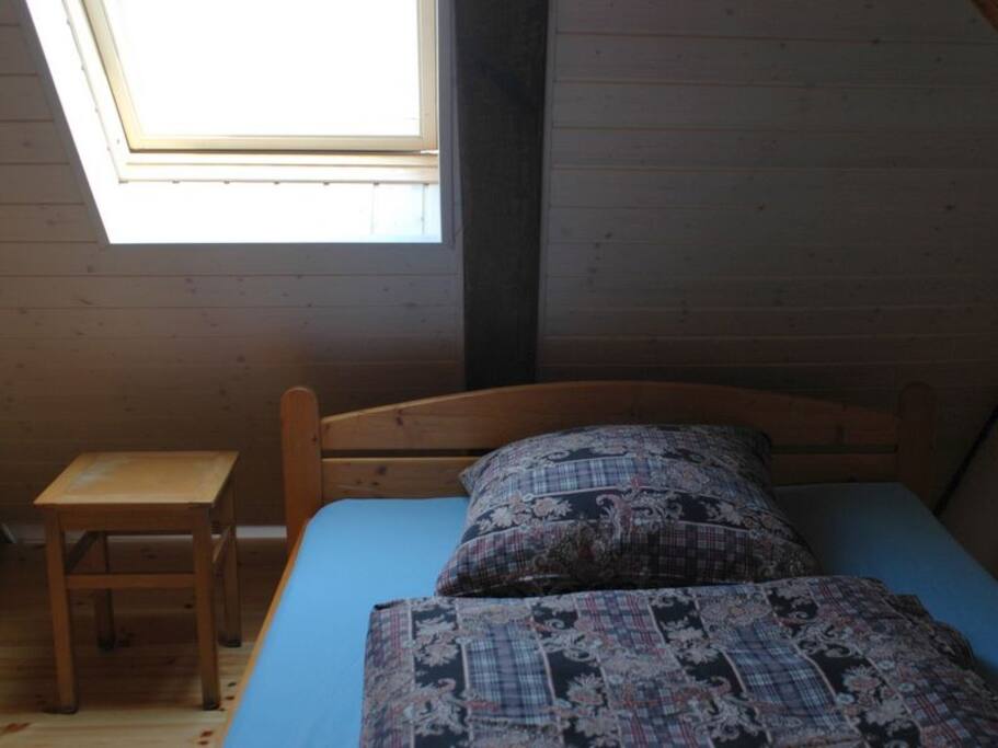 Doppelbett im Dachgeschoss