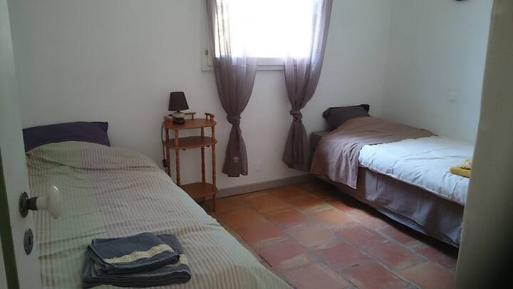 соба со 2 кревета и гардероба