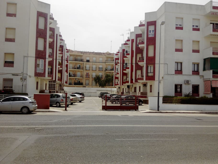 Zona tranquila, con aparcamiento comunitario.