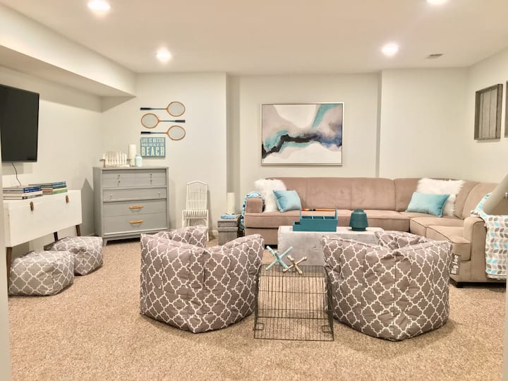 CHUMBA CHA KULALA CHA 8/CHUMBA CHA VYOMBO VYA HABARI: Iko katika chumba cha chini/chumba cha michezo kilichokamilika chenye bafu kamili na bafu, sofa ya malkia ya kulala iliyo na godoro la povu la kumbukumbu la hali ya juu lililoboreshwa, 55" Smart TV.