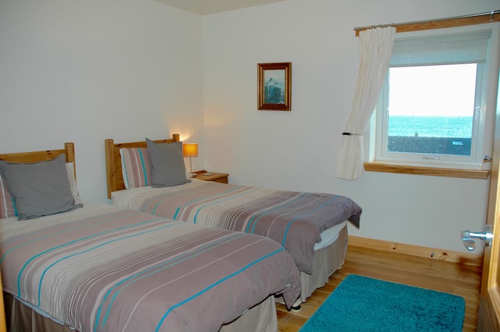 双床卧室，可欣赏海景