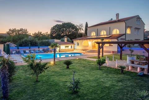 Popular Airbnb listing: Via flavia - studio apartment n4 with balcony in v in Brčići