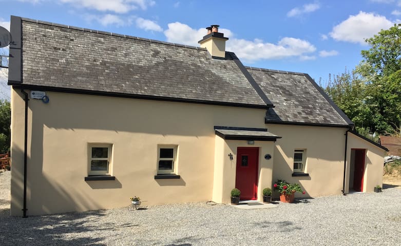 Idyllic C19th Cottage In The Heart Of Ireland Cottages For Rent