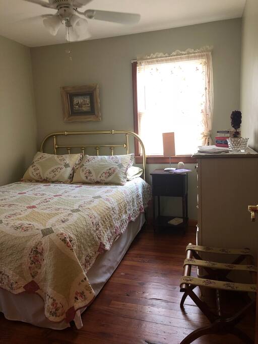 Queen size bedroom with full closet