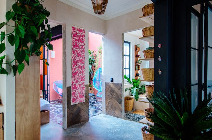 Freshly Renovated Classical Roma Townhouse