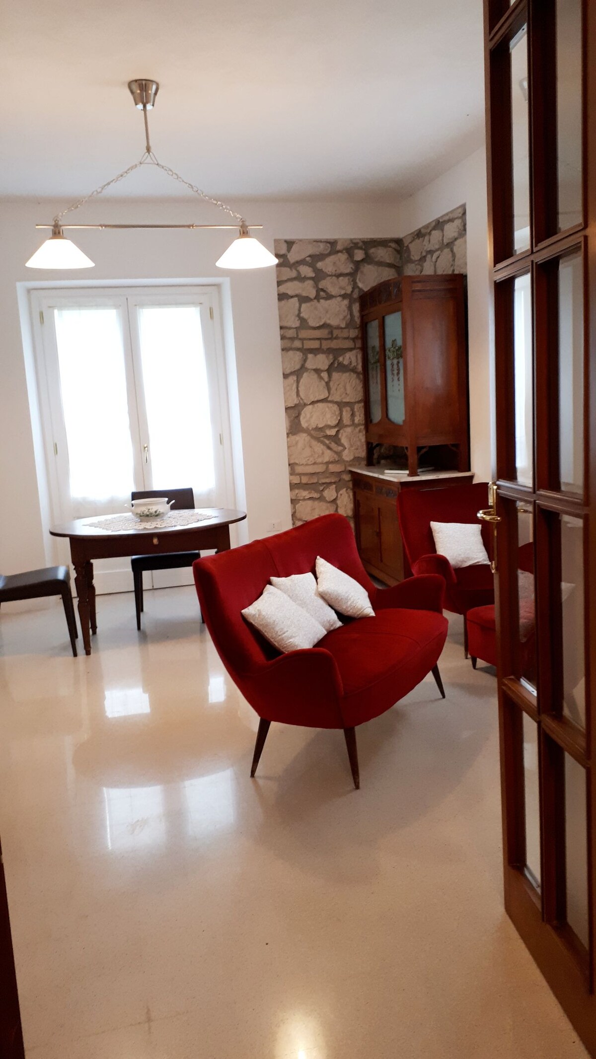 Prístup do obývačky z kuchyne. Accesso al salotto dalla cucina  