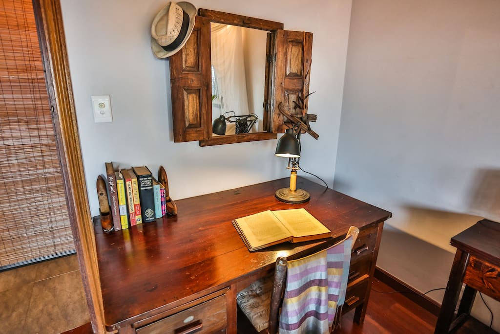 Ndovu Room - Desk and books