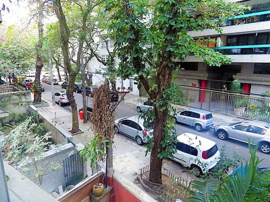 rua calma e silenciosa