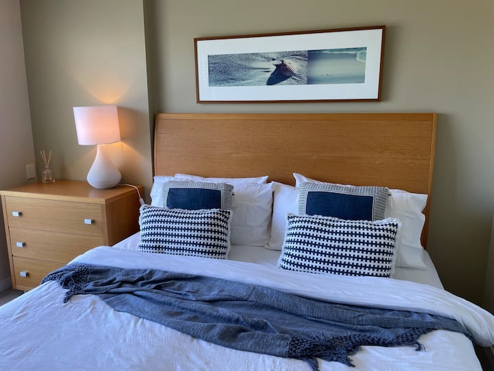 次卧配有2米宽双人床或两张单人床