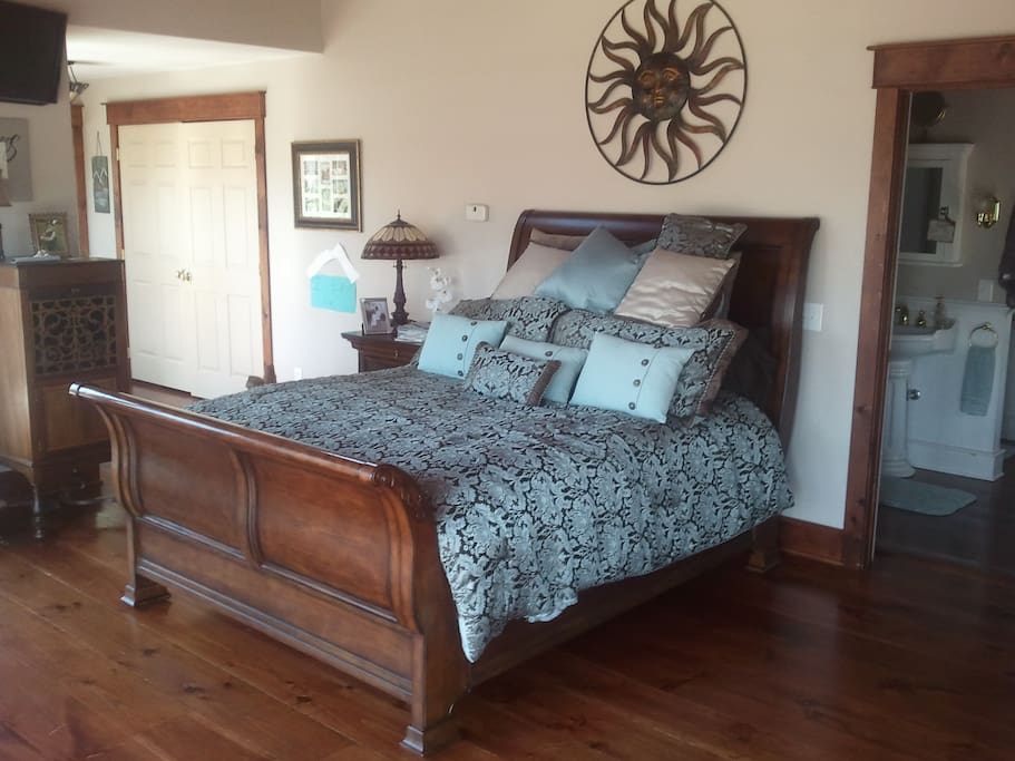 Queen Bed in Saltbox Suite