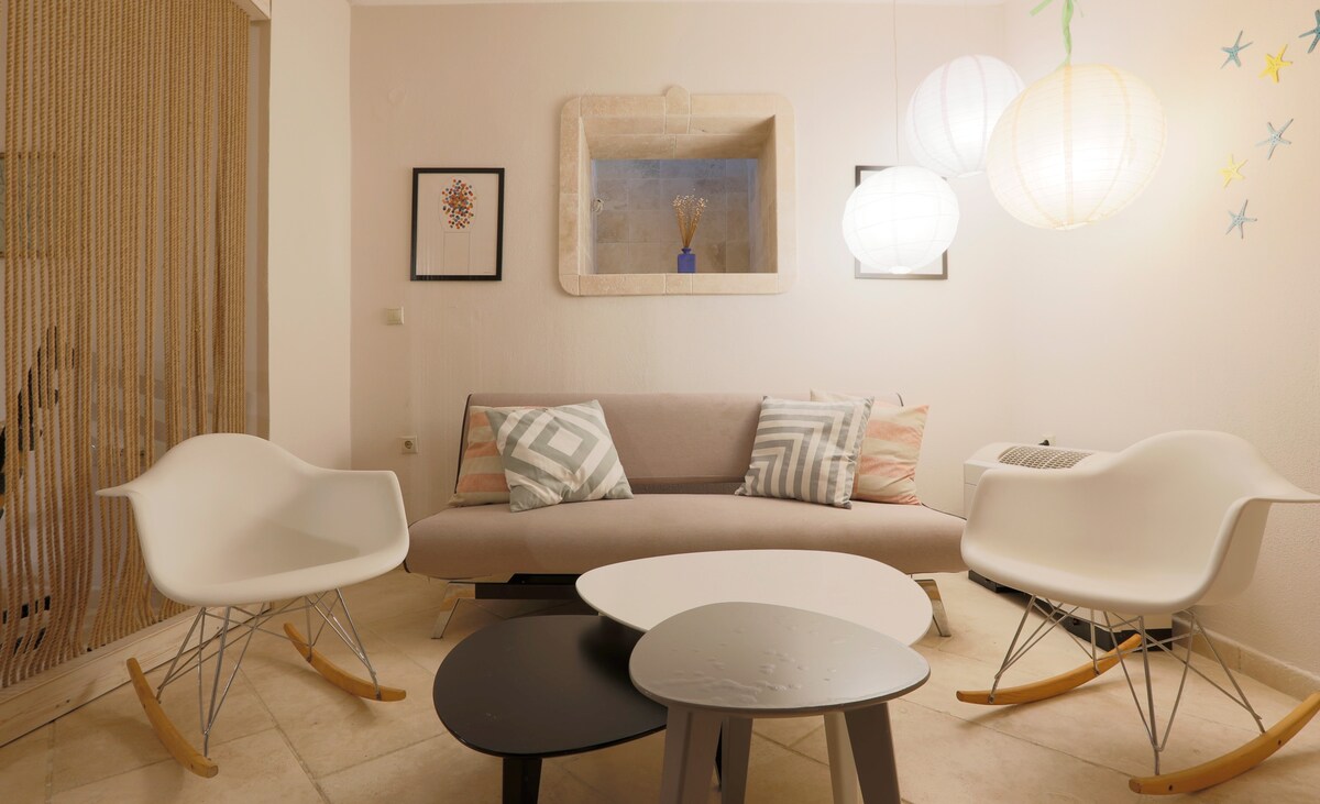 მისაღები ოთახი გასაშლელი დივნით ქვედა სართულზე (მიწისქვეშა)