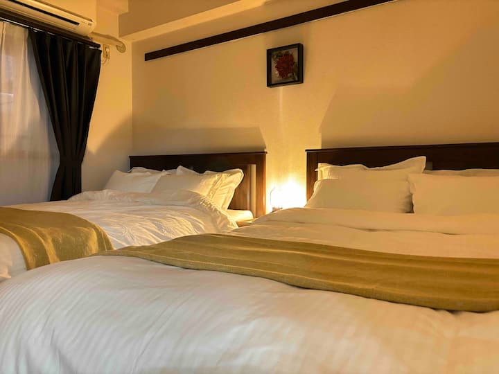 Në dhomën e gjumit ofrohen dy krevate dopio.