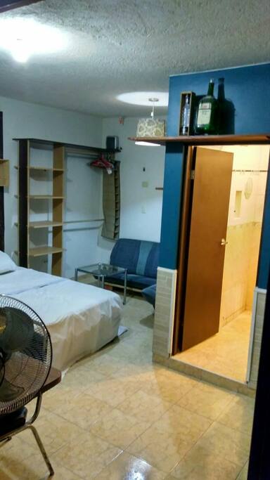 lugar para guardar ropa y zapatos.
y parte de la cama. tiene mucha iluminación.