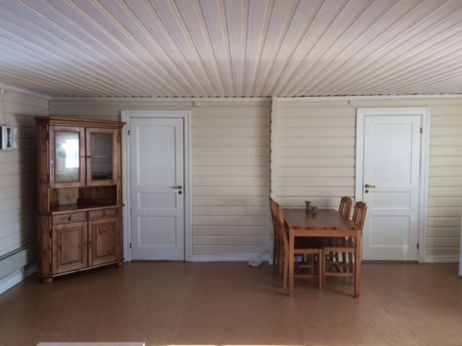 Stue med inngang til begge soverom