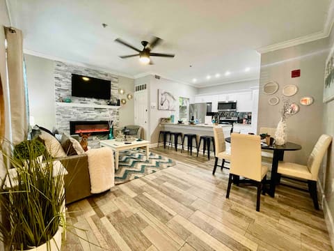 Top performing Airbnb: Modern Vacation condo! Heated pool3 miles to beach in Seminole