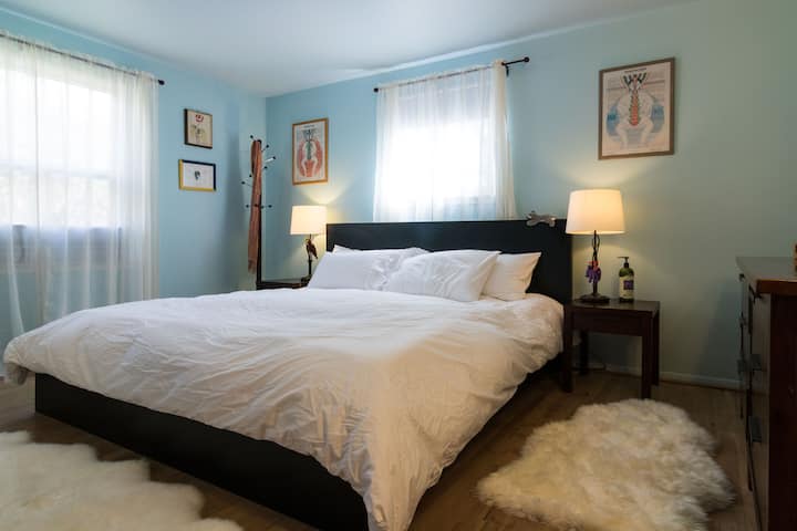 Легло тип Кинг в основната спалня на 2 - ри етаж