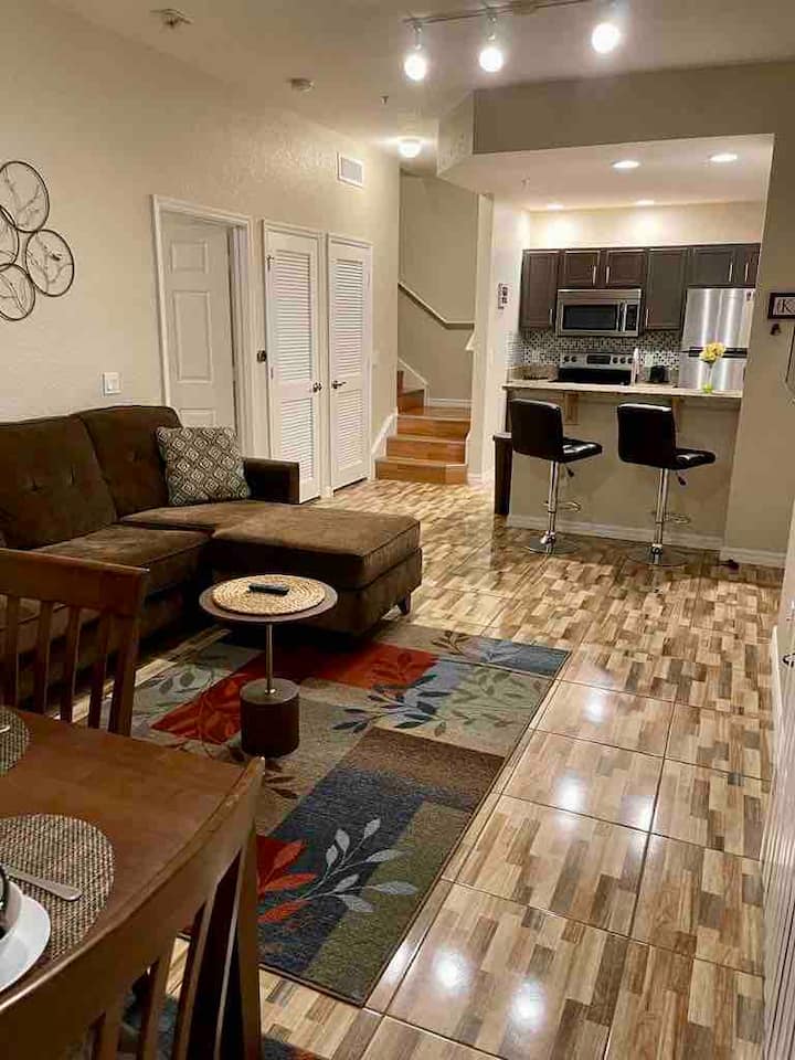 Center Lakeview 4br/3 Bath Newly Renovated - Kissimmee, FL