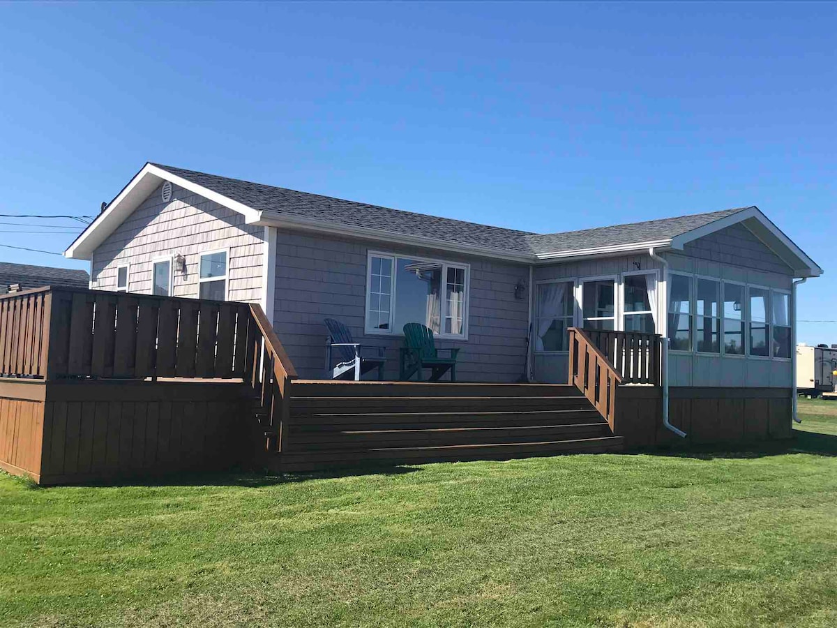 Ocean Front Getaway Cottage Near CapPele Houses for Rent in TroisRuisseaux, Nouveau