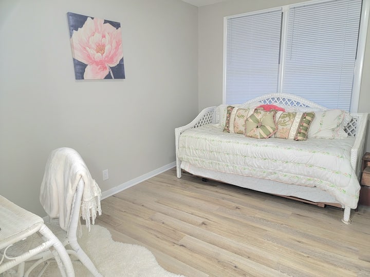 La cuarta cama está debajo del sofá cama.  Por favor, manténgalo en el suelo, ya que es muy difícil retroceder.