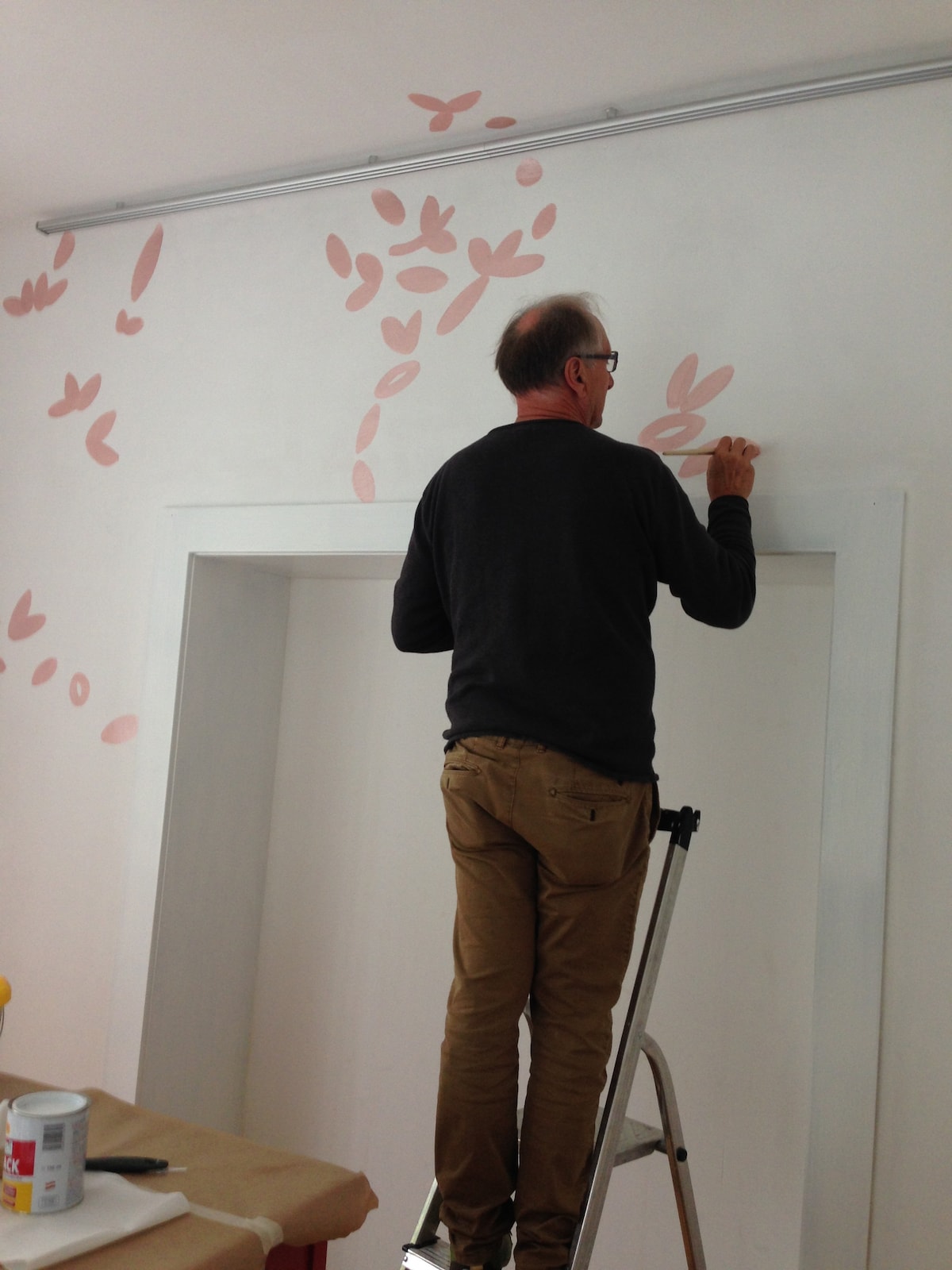 Contemporary Upper Austrian artist Rainer Füreder at work: Kunst am Bau - RotesZimmer