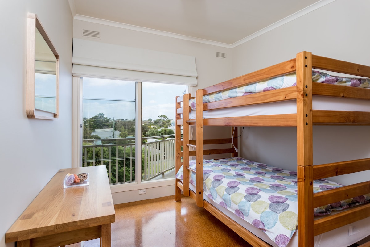 2 jednolôžka v štýle poschodovej postele. 