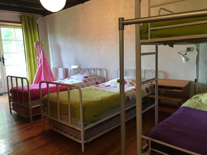 המעונות עם 2 מיטות קומתיים ו -4 מיטות יחיד (2 מעיינות קופסה מתגלגלים עם מזרנים מחליקים מתחת למיטות היחיד)