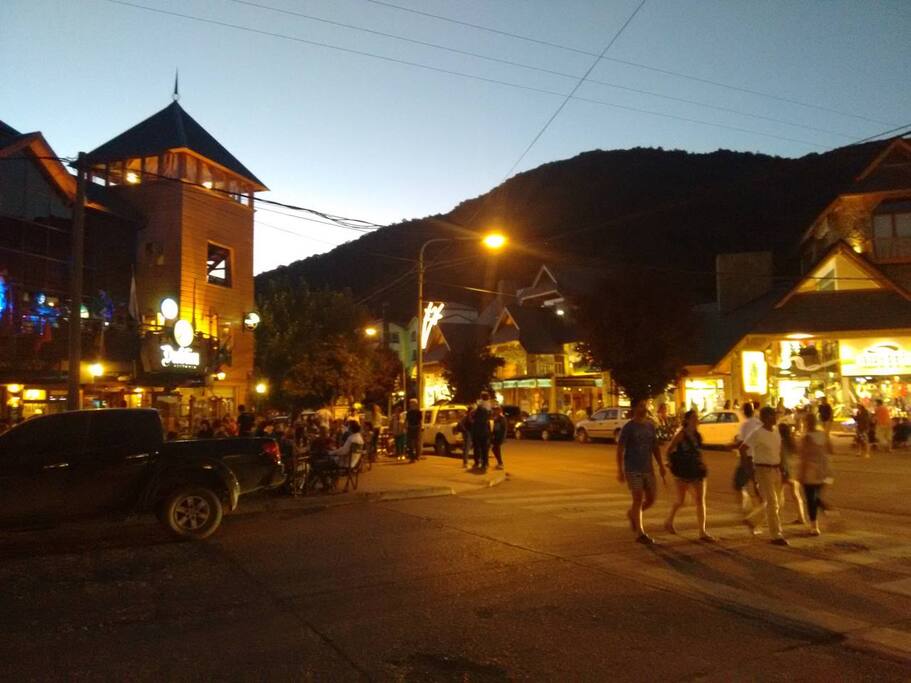 El departamento/apartamento se encuentra a solo 50 metros de la principal esquina del centro de SMA, donde se encuentran los mejores Pubs, Restaurantes, Chocolaterías, Heladerías y comercios.