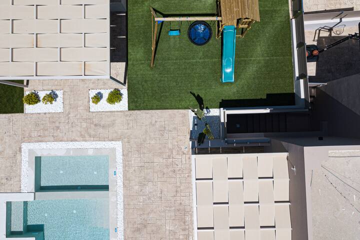 Koin Villa Sunset, with Heated Pool & Whirlpool gallery image 3