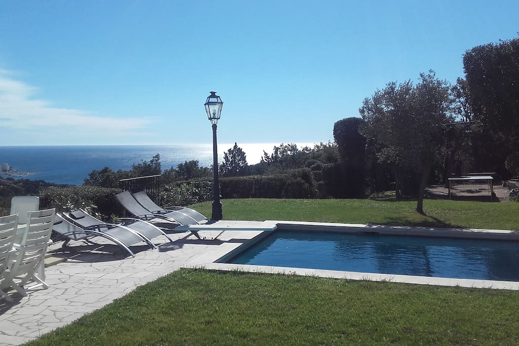 Piscine et vue mer