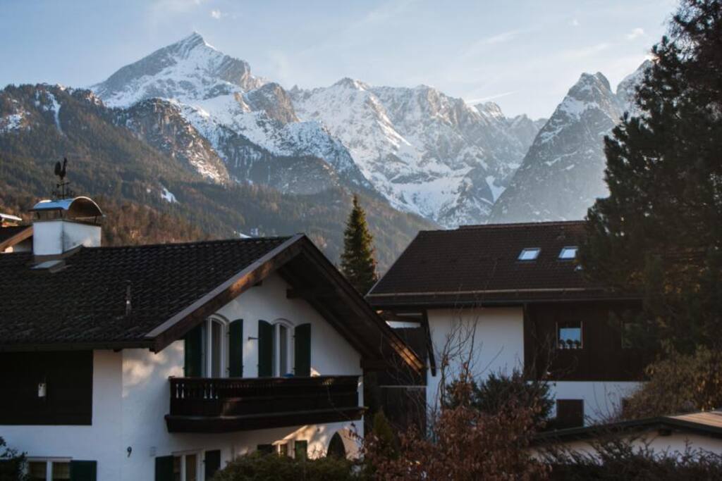 Blick vom Balkon nach Süden auf Alpspitze und Zugspitzmassiv
