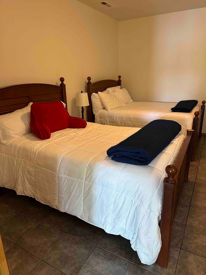 تحتوي غرفة النوم في الطابق السفلي على سريرين بالحجم الكامل.