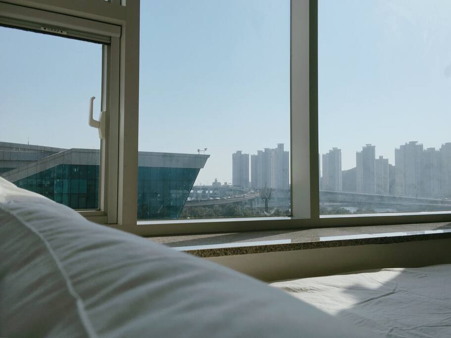큰 방에서 보이는 낮의 풍경입니다.