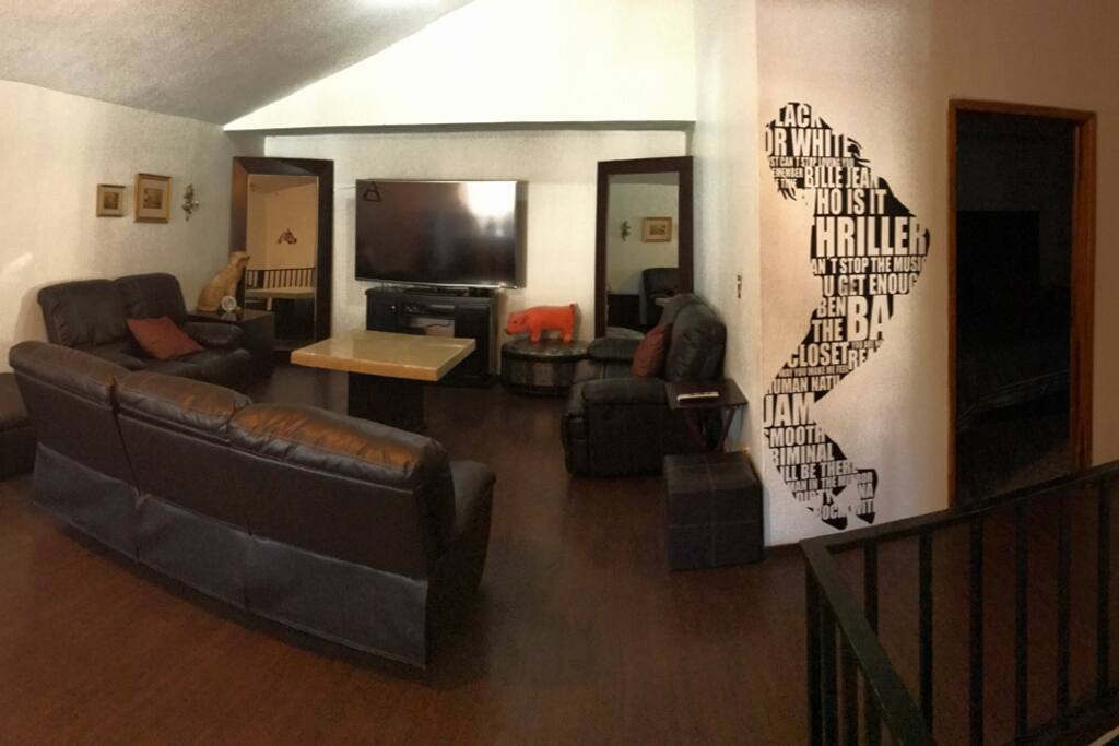 SALA CON ASIENTOS DE PIEL RECLINABLES