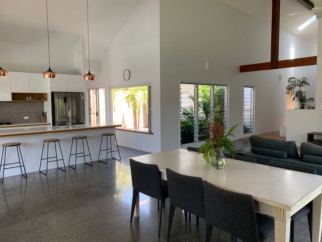 Gorgeous Home With Pool – Beachside Suffolk Park gallery image 2