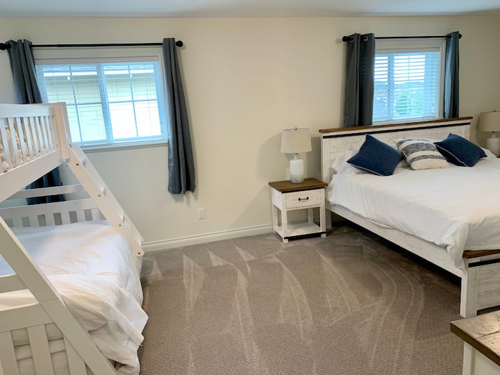 Chumba cha kulala cha familia cha ghorofani 
Kitanda aina ya King na kitanda kimoja cha ghorofa mbili