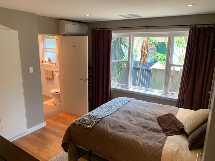 למטה יש מיטה זוגית ואז