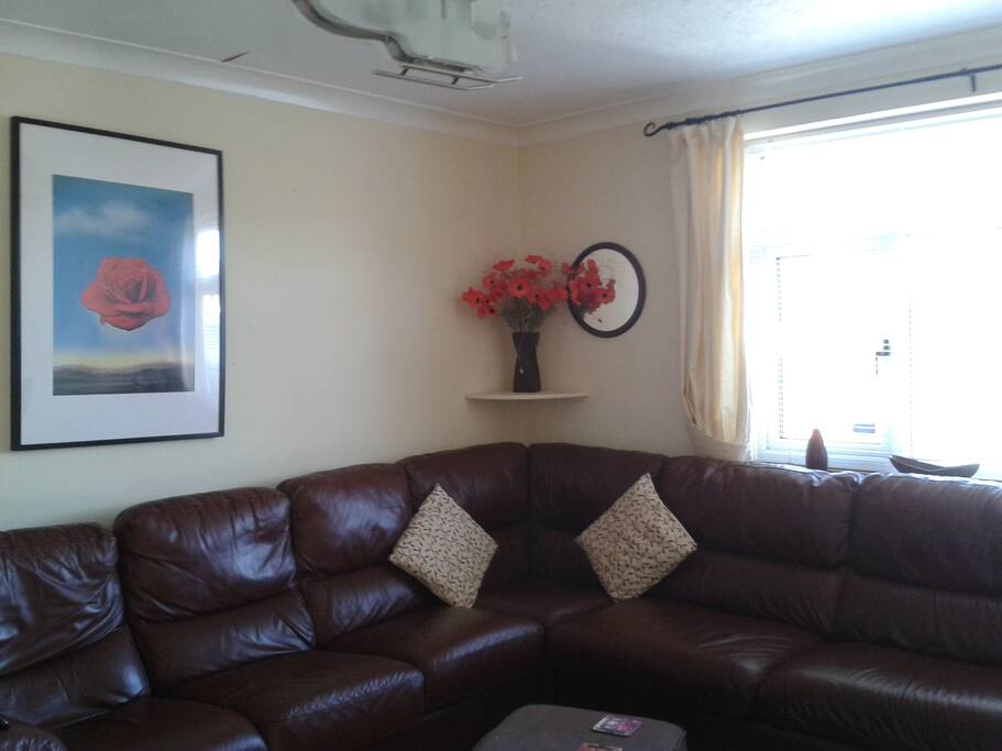 Lounge (sofa bed avail)