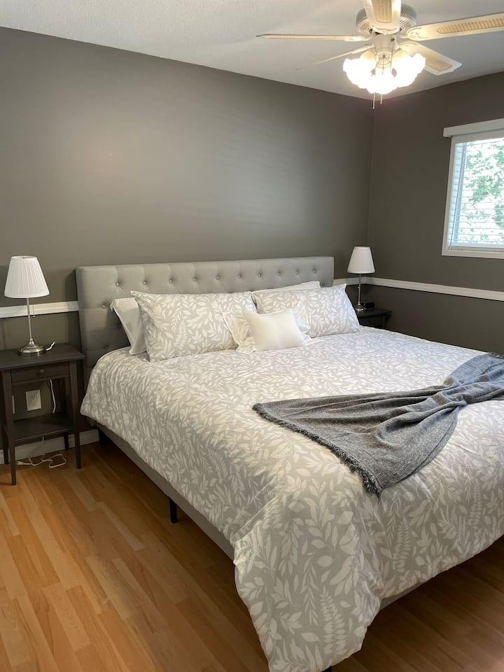 Главна спалня с суперголямо двойно легло