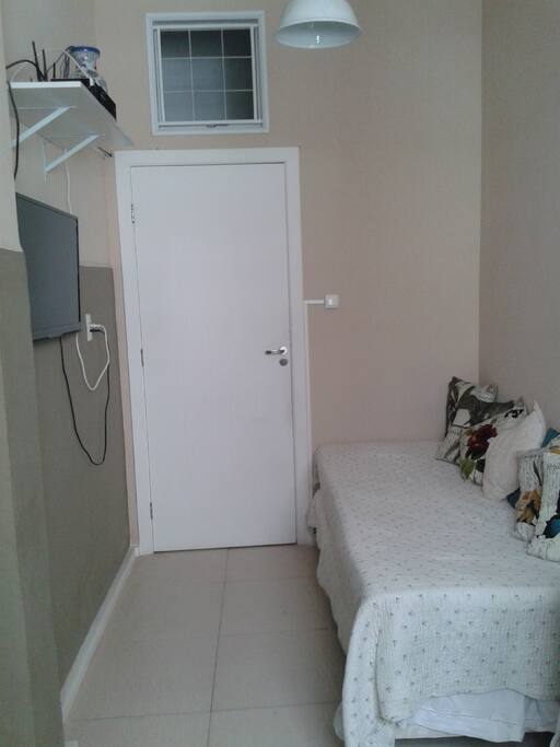 A sala com cama/ sofá de solteiro. Todos os colchões do apartamento são ortobom molas ensacadas masterspring com 90cm de largura.