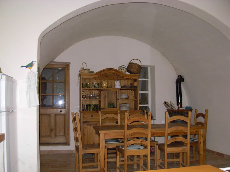 la table peut se rallonger pour permettre d'être 10 ; l'espace cuisine est de l'autre coté .