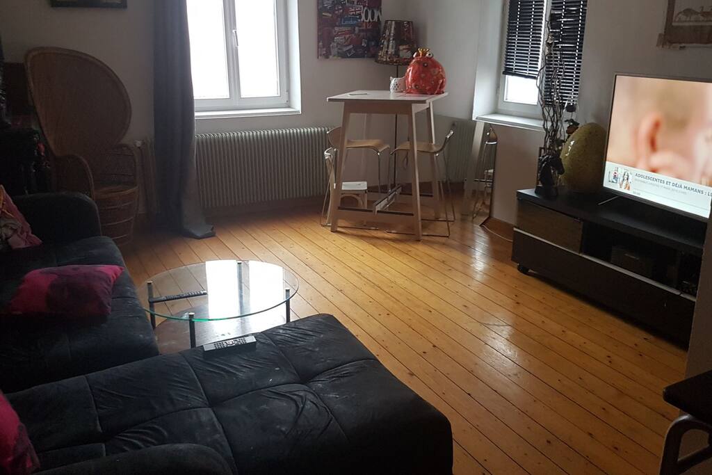 Le voici, le voilà,le coin salon dans lequel on aime cocooner.
Le canapé s'ouvre en lit, la télévision dernière génération est équipée de netflix et de la box sfr, il y a une playstation et une storio pour les enfants.
