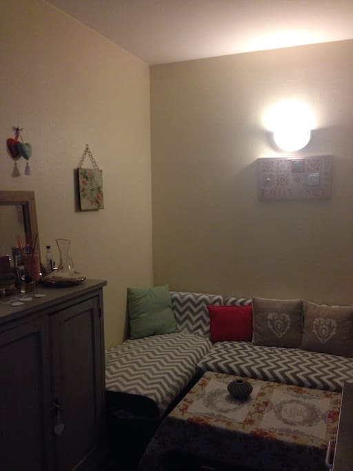 Petit salon avec coin cuisine