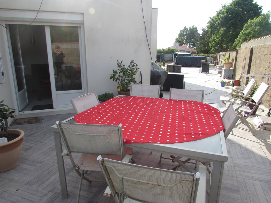 Grande terrasse et jardin clos sécurisé pour enfants - chien propre accepté