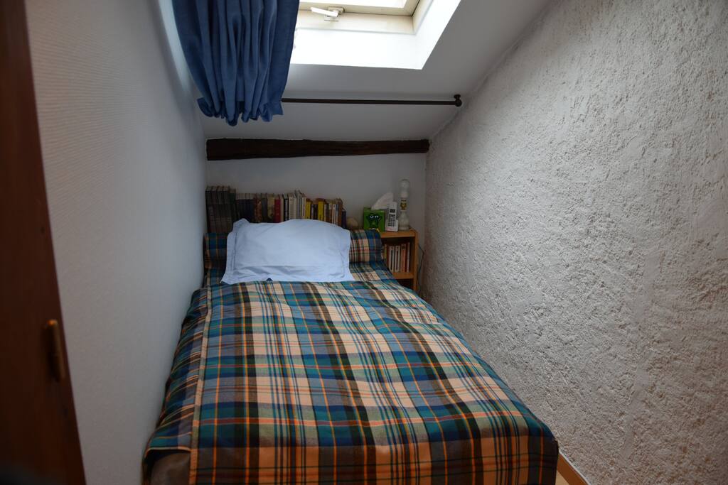La chambre toute petite mais bien douillette