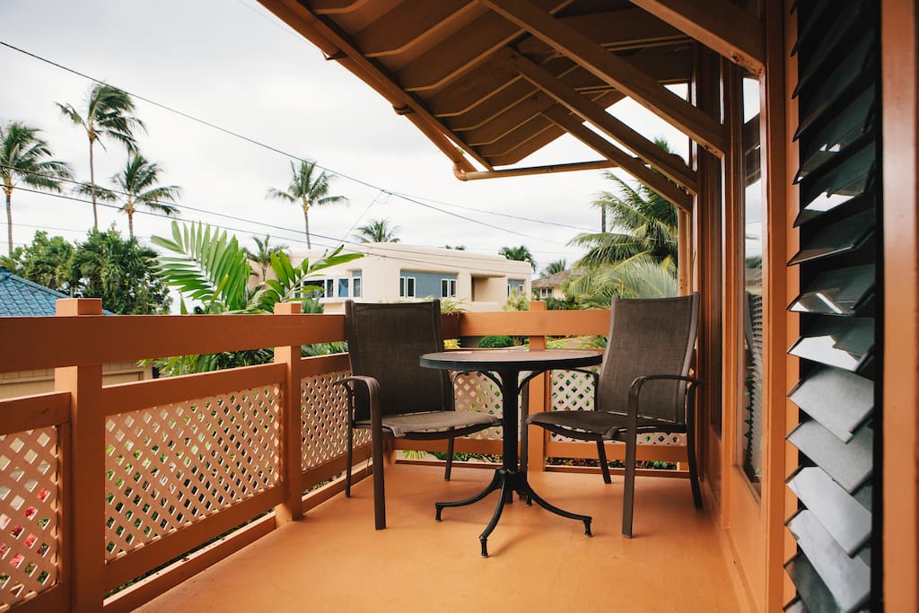 Front Lanai with table for dining/relaxing.